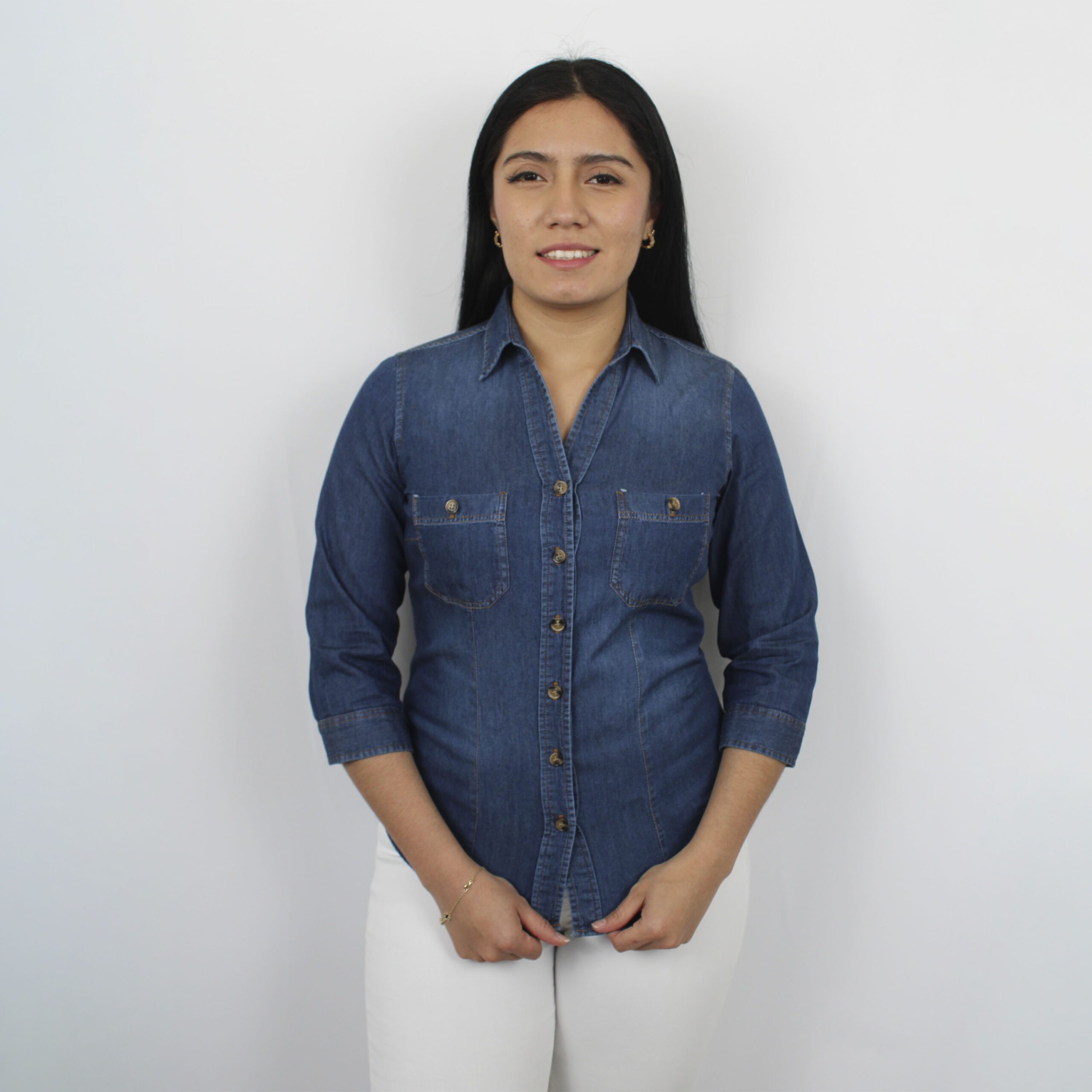 Camisera de mezclilla con bolsas al frente y manga 3/4