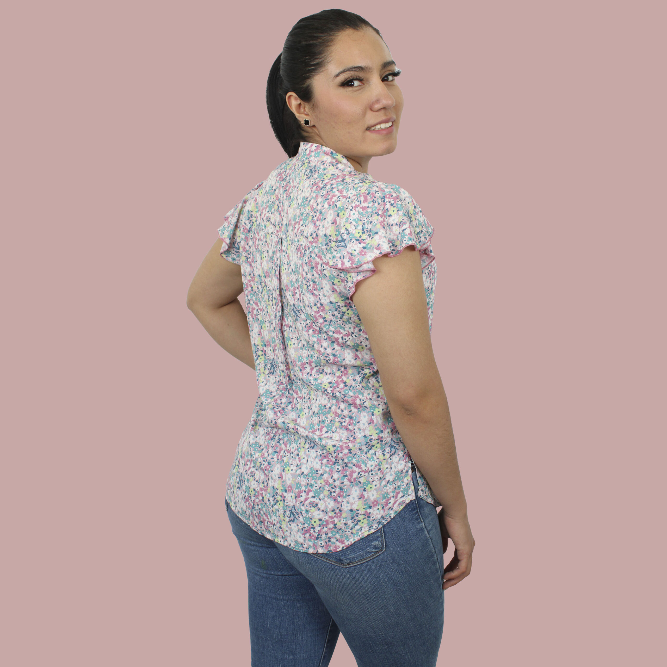 Blusa con estampado floral con cuello tipo mao