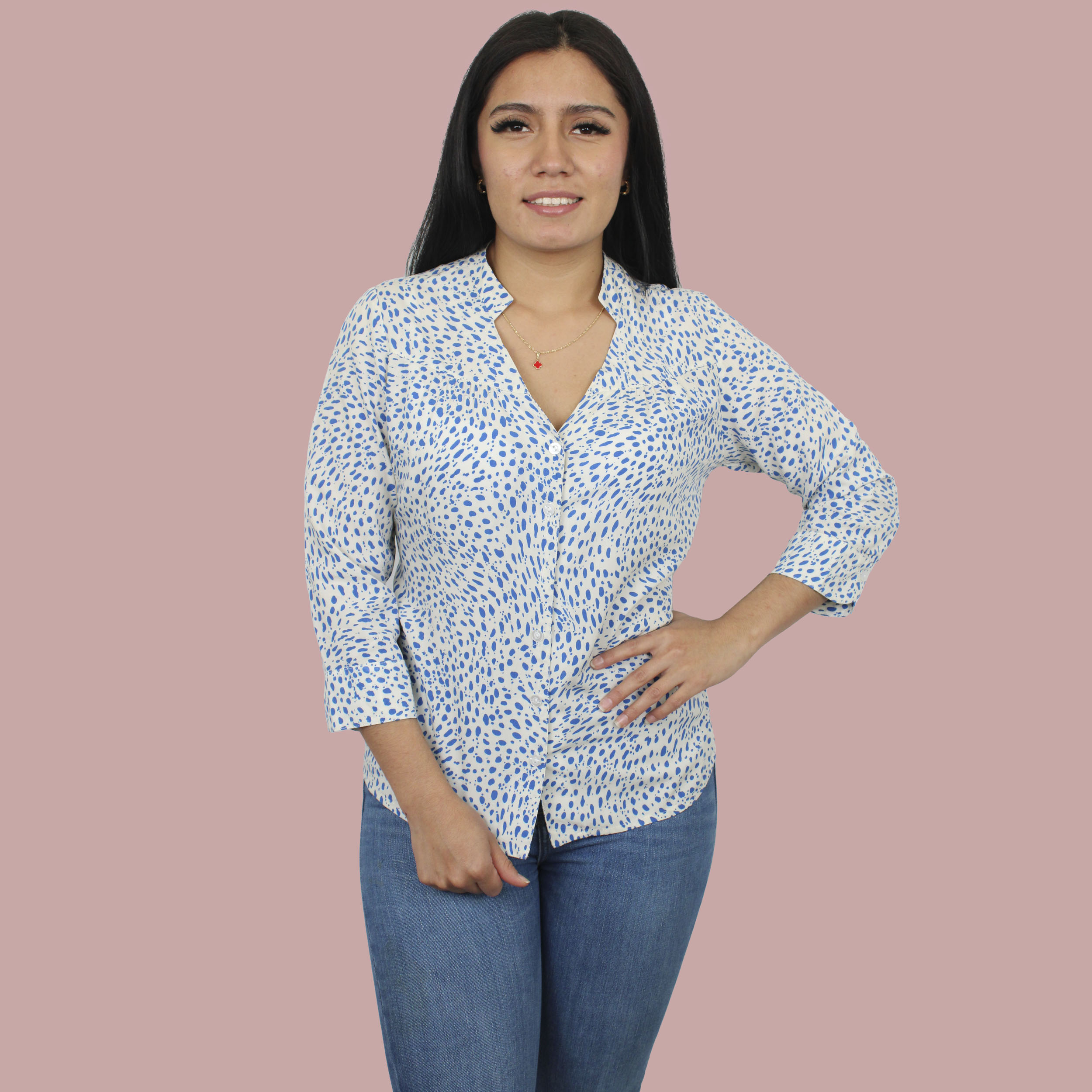 Blusa estampada con escote en V y cuello mao manga 3/4